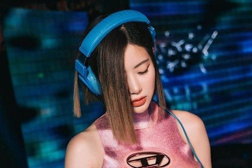Nữ DJ khiến hàng nghìn người vây kín phố đi bộ Hà Nội xem nhạc là ai?