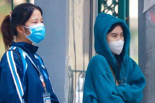 Người dân Hà Nội co ro trong đợt rét đậm đầu tiên