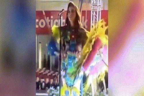 Đang thi say mê, người đẹp bị điện giật ngã lăn trên sàn diễn