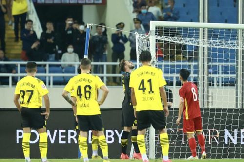 Thêm hình ảnh đáng xấu hổ ở trận Việt Nam - Dortmund