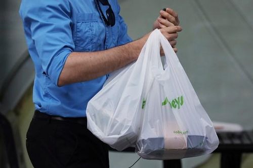 Canada cấm ống hút nhựa và túi nylon từ tháng 12