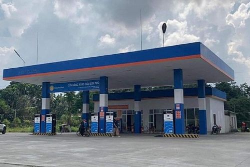 Đi đổ xăng cùng bạn, người đàn ông lẳng lặng đi vào nhà vệ sinh rồi thực hiện hành động khó tin