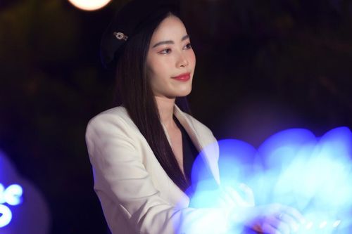 Bị cho rằng hay đùa giỡn, không nghiêm túc khi hát trên sân khấu: Nam Em trả lời ra sao?
