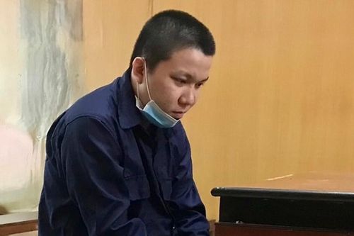 Dừng xe đưa giấy tờ cho người thân, người đàn ông nằm gục dưới nhát dao của gã đi đường