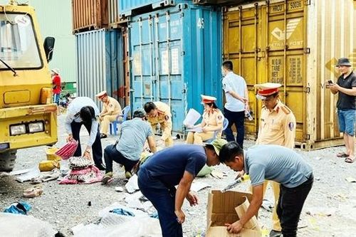 Phát hiện 2 container hàng hóa không nguồn gốc