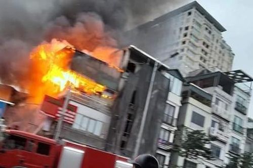 Lửa bao trùm căn nhà 3 tầng, hàng xóm ôm tài sản tháo chạy