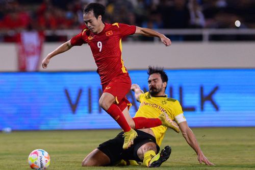 Cận cảnh Mats Hummels mắc sai lầm, bị Văn Toàn qua mặt