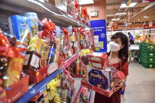 Thực phẩm cao cấp heo, bò, tôm, cá, bào ngư... lần đầu được đưa vào giỏ quà Tết