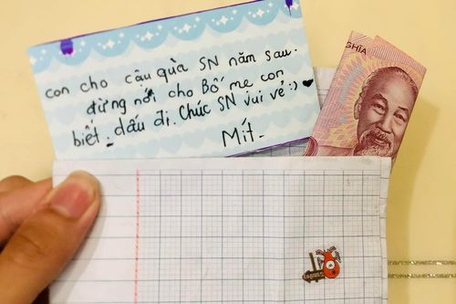 Bạn trẻ 'rớt nước mắt' khi được cháu tặng quà sinh nhật dù năm sau mới đến ngày