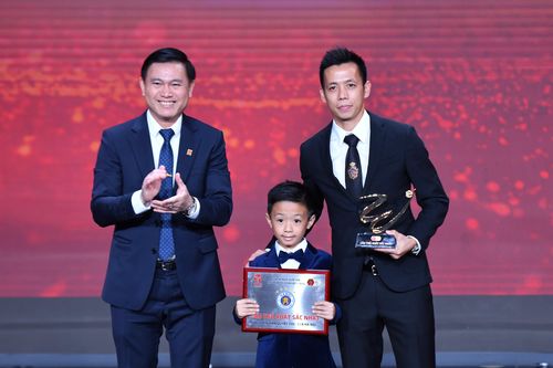 Văn Quyết đoạt giải cầu thủ hay nhất V-League 2022