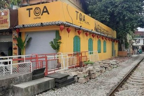 Chủ quán cà phê đường tàu sẽ bị xử phạt sau khi cầu thủ CLB Dortmund chụp ảnh bất chấp lệnh cấm