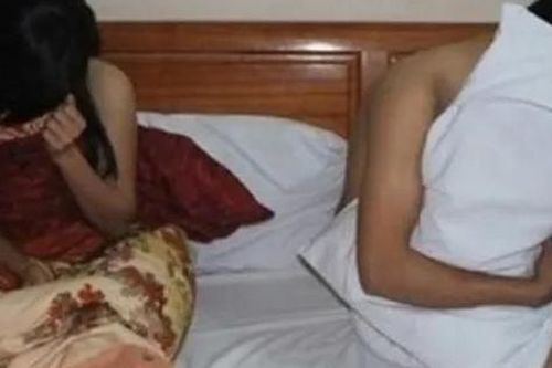 'Tòm tem' với góa phụ, vợ đến tận nơi bắt quả tang thì chồng nhanh chân chạy trốn để lại nhân tình