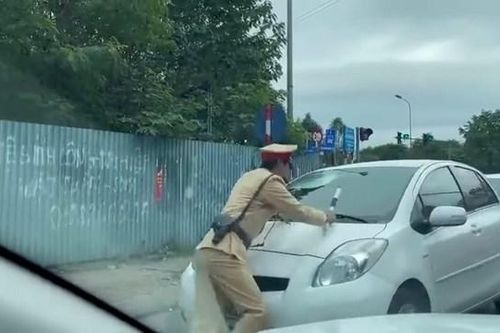 Bị yêu cầu dừng xe, nữ tài xế lái ô tô 'ủn' CSGT trên phố Hà Nội