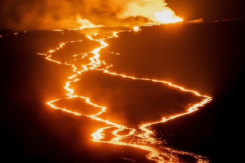 Dân đổ xô đi xem dung nham từ siêu núi lửa ở Hawaii