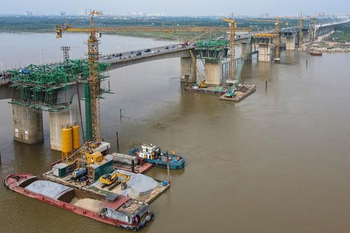 Cầu 8 làn xe vắt qua sông Hồng dần thành hình