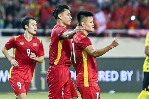 Hùng Dũng nhường phạt đền cho Tuấn Hải ở trận thắng Dortmund