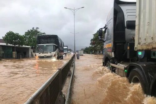 Quốc lộ 1 qua Thừa Thiên - Huế bị ngập sâu