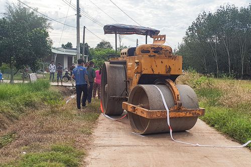 Tông vào xe lu, 2 mẹ con tử vong