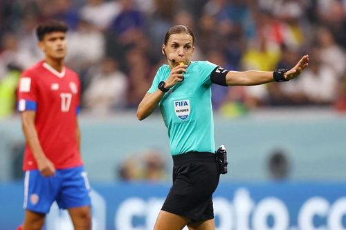 Nữ trọng tài đầu tiên bắt chính tại World Cup bóng đá nam