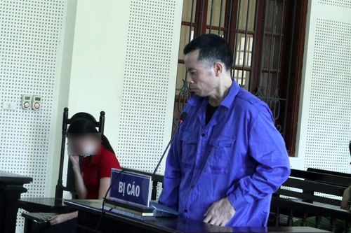 Cựu giáo viên bật khóc khi 'lỡ tay' đẩy hàng xóm tử vong