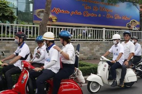 Độc đáo tour 'lái xe Vespa khám phá quận 3 đa sắc màu'