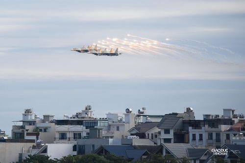 Máy bay chiến đấu Su-30MK2 thao diễn trên bầu trời Hà Nội trước giờ G