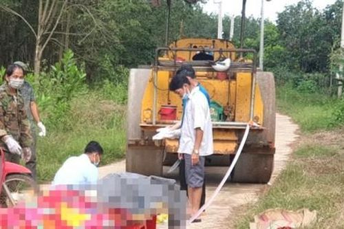 Xe máy va chạm với xe lu khiến hai mẹ con tử vong tại chỗ