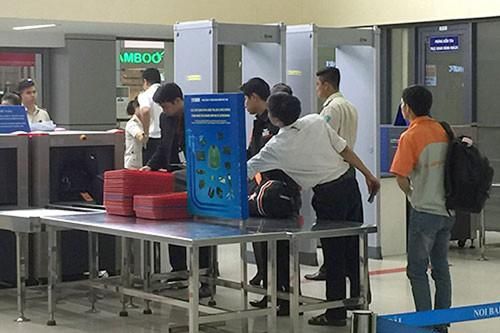 Nam hành khách giấu ma túy ở bắp chân tại sân bay Tân Sơn Nhất