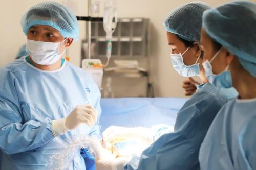Can thiệp bào thai thành công, cứu sống hàng trăm em bé ngay từ trong bụng mẹ