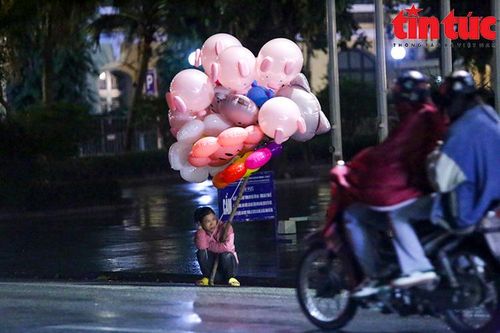 Hà Nội rét đậm, người lao động mưu sinh trong đêm lạnh