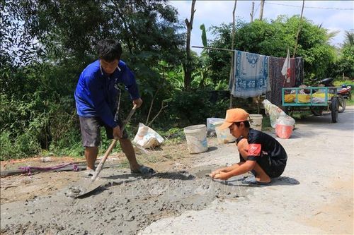 Người phụ hồ 6 năm cần mẫn 'vá' đường để mọi người lưu thông an toàn