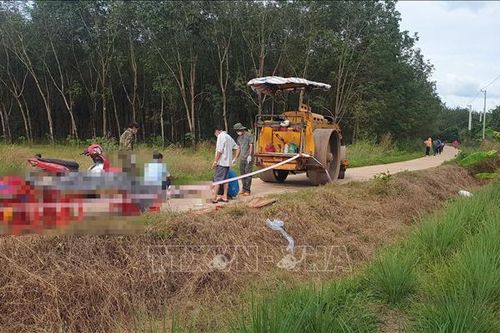 Xe máy va chạm xe lu làm hai mẹ con tử vong