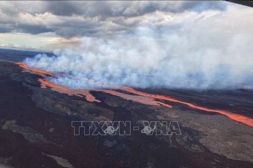 Núi lửa phun trào ở Hawaii thu hút du khách