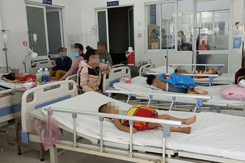 Chấn chỉnh tình trạng bán thực phẩm không rõ nguồn gốc trước cổng trường học