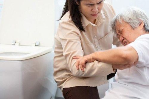 Cách phòng tránh té ngã, đột quỵ ở người cao tuổi mắc tiểu đêm