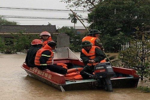 Huế: Tìm kiếm tung tích 1 người dân bị nước lũ cuốn mất tích