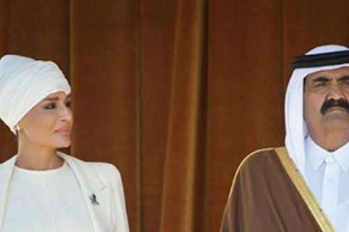 Cựu hoàng hậu Qatar và sở thích 'đắp tiền' lên người