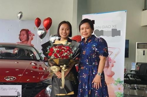Việt Hương khiến netizen trầm trồ vì tặng xế hộp cho cấp dưới 'độc toàn thân'