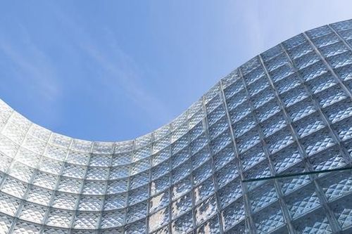 Độc đáo ngôi nhà dùng gạch kính tạo dạng sóng nước ở miền Tây