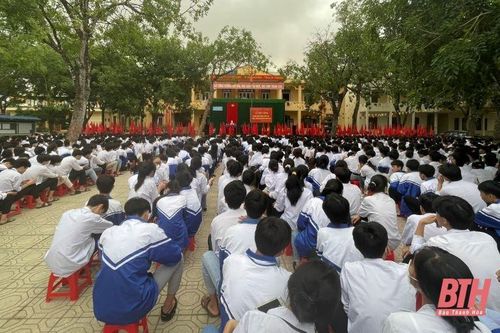 Hậu Lộc mít tinh hưởng ứng Tháng hành động quốc gia phòng chống HIV/AIDS