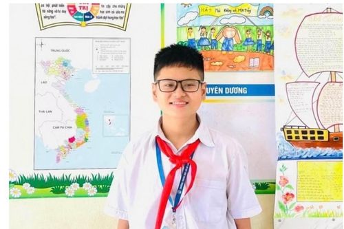 Bộ trưởng Giáo dục và Đào tạo tặng bằng khen học sinh lớp 7 cứu người khỏi đường ray tàu hỏa