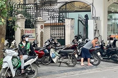 Nhức nhối vi phạm trông giữ xe ở Hà Nội: Mặc nhiên thu vé cao gấp đôi, gấp ba