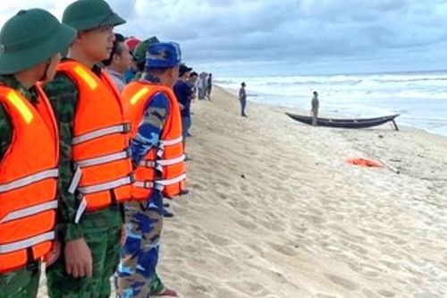 Nam sinh viên Học viện Báo chí và Tuyên truyền bị sóng biển cuốn mất tích