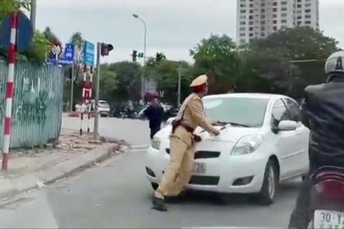 Vi phạm giao thông, nữ tài xế 'ủn' luôn CSGT trên phố