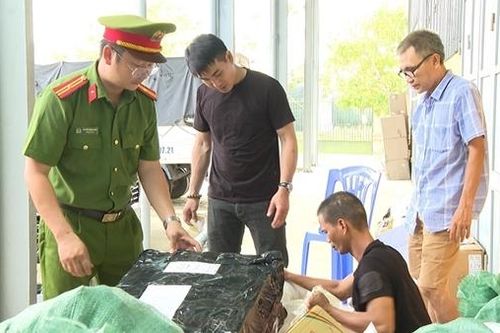 Xe chuyển phát nhanh chở nhiều hàng hóa không rõ nguồn gốc