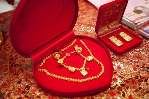 Vợ vừa bị bệnh, chồng lập tức ly hôn và đòi lại sính lễ