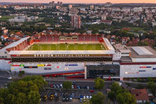 Sân vận động bóng đá nằm trên nóc trung tâm thương mại ở Serbia