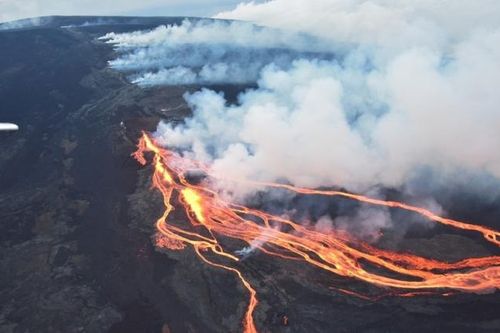 Du khách đổ xô đi xem dung nham núi lửa ở Hawaii