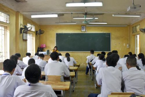 Thu không đúng quy định trong trường học, hai lần bị tỉnh chấn chỉnh