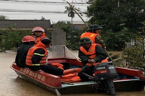 Tìm kiếm người dân bị lũ cuốn mất tích khi đi qua đường liên thôn